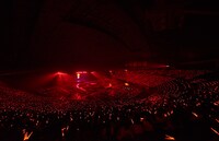 「東方神起 LIVE TOUR 2017 ～Begin Again～」北海道・札幌ドーム公演の様子。