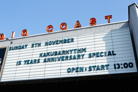 当日の新木場STUDIO COAST入口に設置されたボード。（撮影：三浦知也）