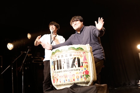 鏡割りを行う角張渉社長（左）とスカート澤部渡（右）。（撮影：三浦知也）