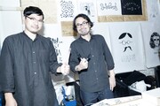 ライブプリント＆ドローイングによる“ファスト版下入稿ショウ”を行ったNEW co.（吉澤成友＆大原大次郎）。（撮影：三浦知也）