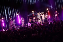 橋本“KIDS”剛秀と後関好宏による在日ファンク新旧サックスプレーヤー対決の様子。（撮影：三浦知也）