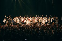 全員で記念撮影するカクバリズムの面々。（撮影：三浦知也）