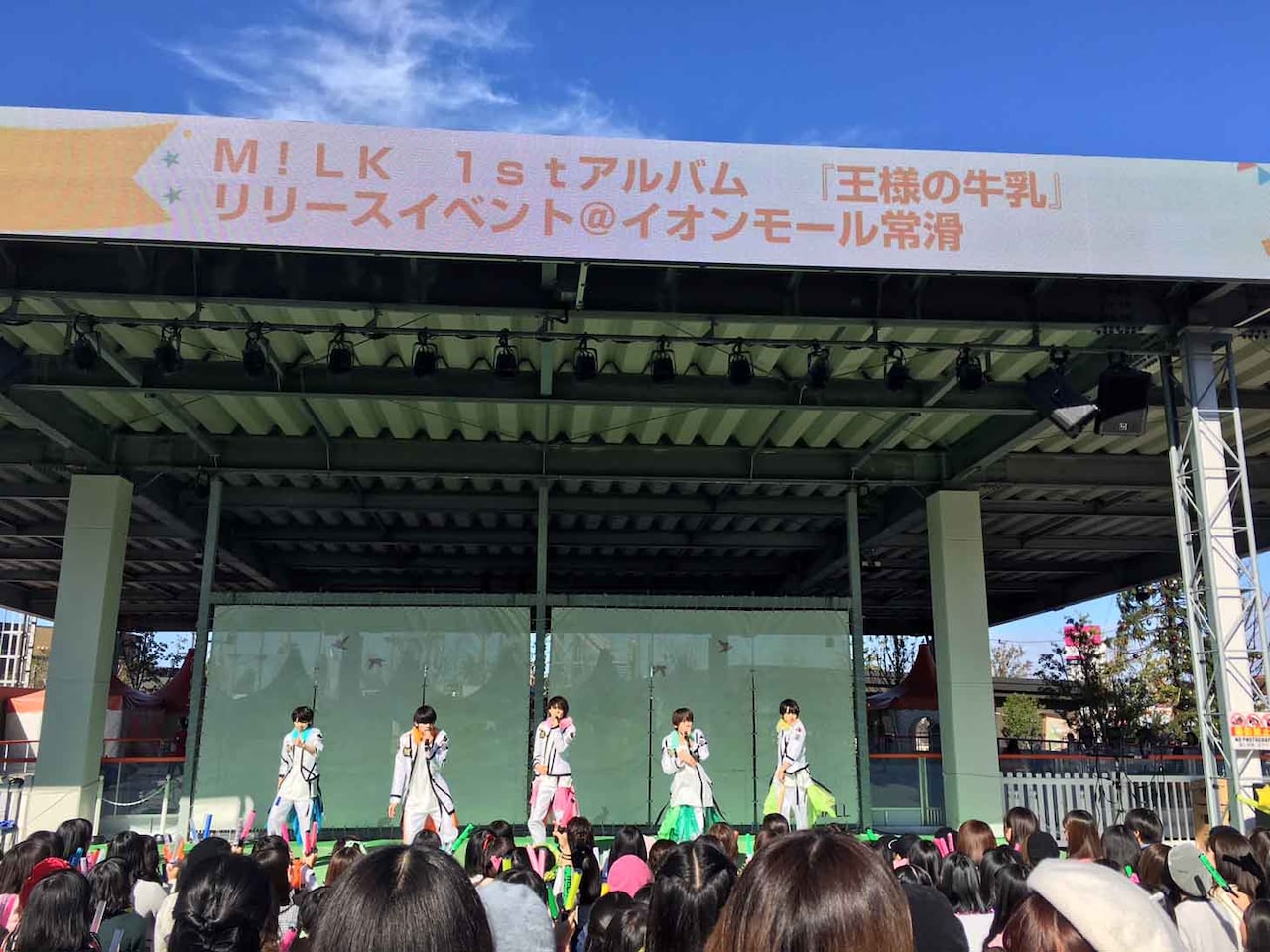 M!LKの1stアルバム「王様の牛乳」リリースイベントの様子