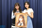 須藤凜々花（右）から肖像画を受け取る村瀬紗英（左）。(c)TBS