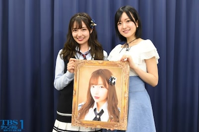 須藤凜々花（右）から肖像画を受け取る村瀬紗英（左）。(c)TBS