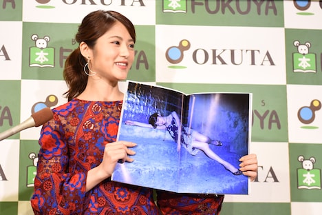 お気に入りのページを開く若月佑美（乃木坂46）。