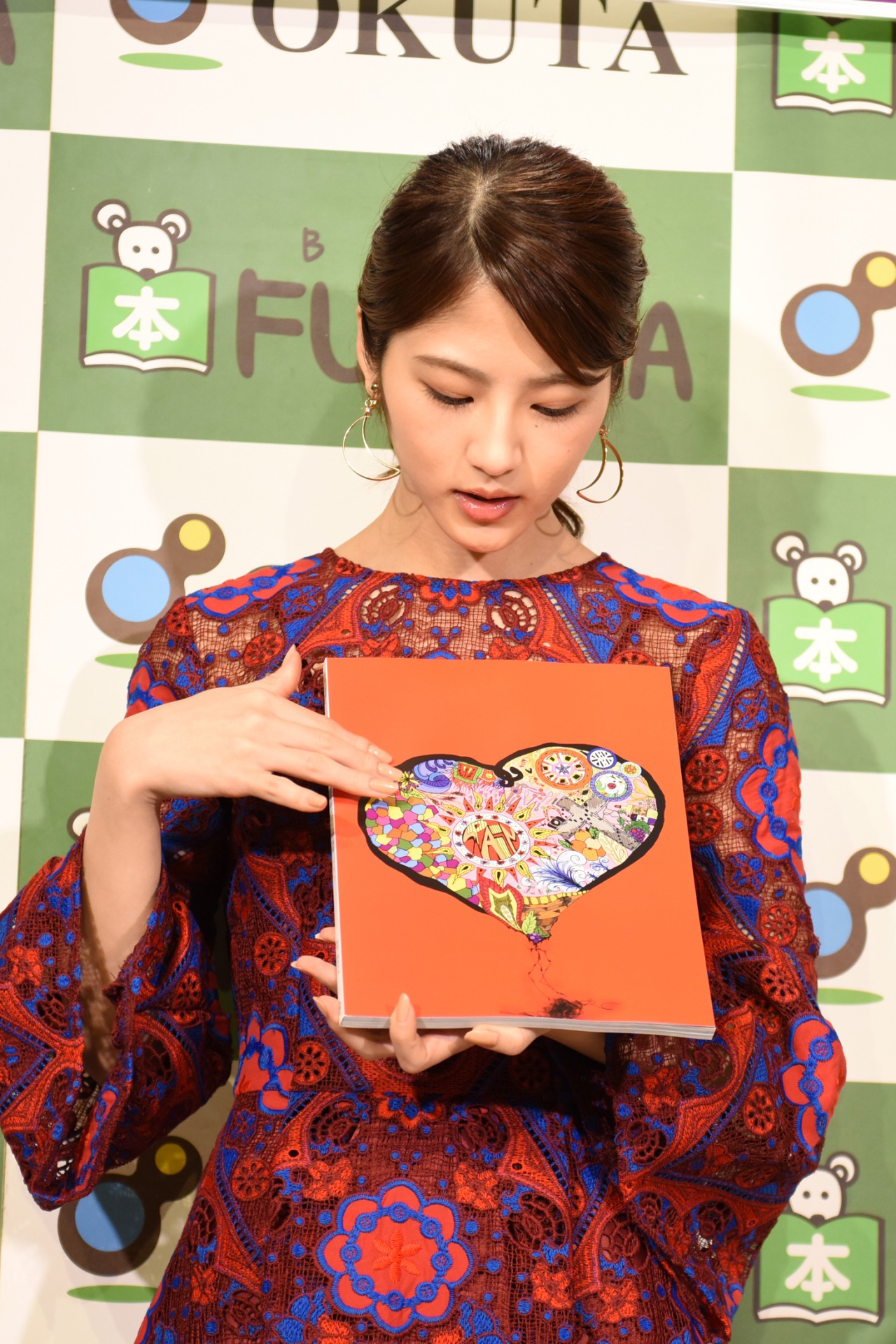 自身が描いた表紙のイラストを説明する若月佑美（乃木坂46）。