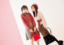 「LARME 031」より。左から渡辺梨加、中村里砂。