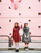 「LARME 031」より。左から加藤ナナ、渡辺梨加。