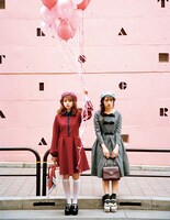 「LARME 031」より。左から加藤ナナ、渡辺梨加。