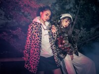 「LARME 031」より。左から山本舞香、吉木千沙都。