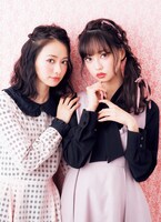 「LARME 031」より。左から山本舞香、中村里砂。