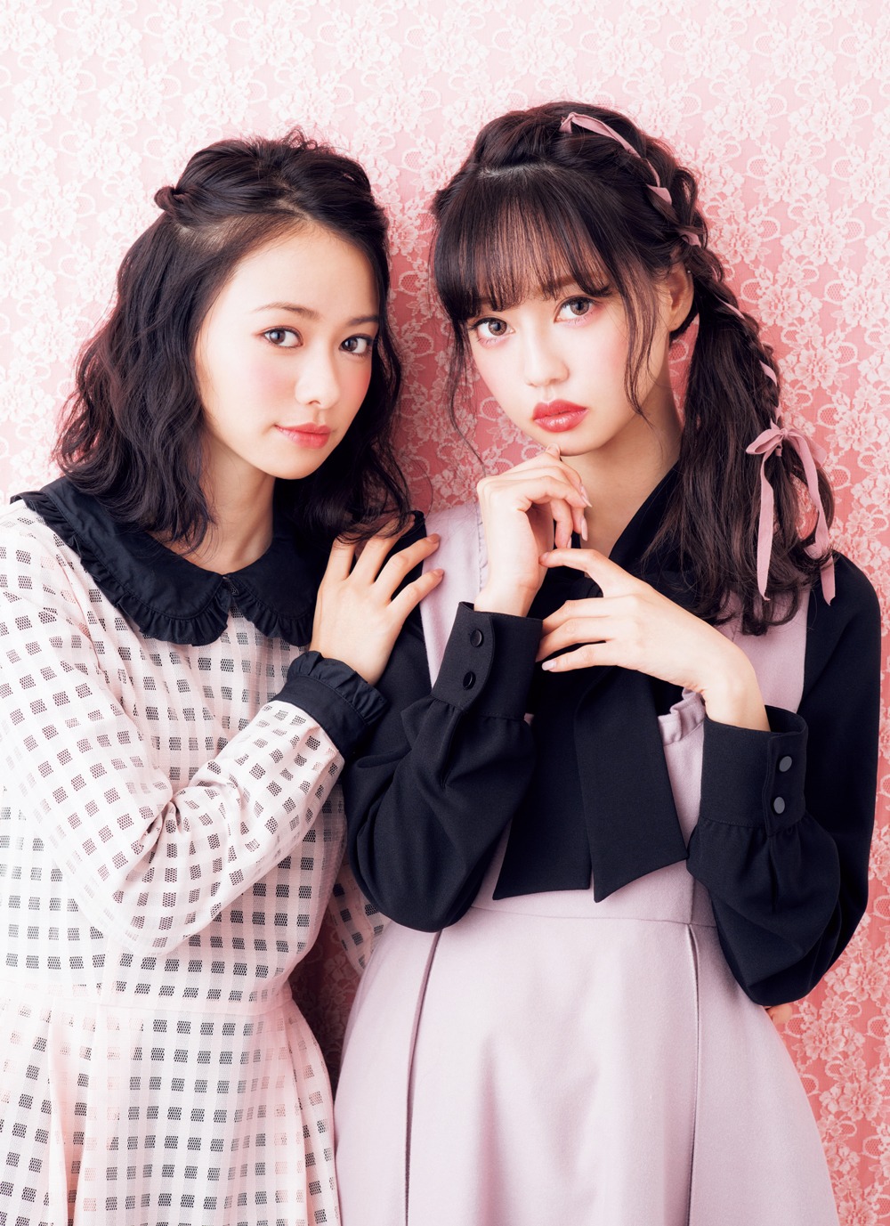 「LARME 031」より。左から山本舞香、中村里砂。
