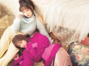 「LARME 031」より。左から中村里砂、白石麻衣。