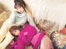 「LARME 031」より。左から中村里砂、白石麻衣。