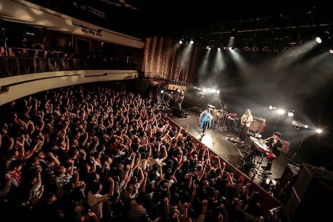 「パスピエ TOUR 2017 “OTONARIさんのONOMIMONO”」東京公演の様子。（Photo by Yosuke Torii）