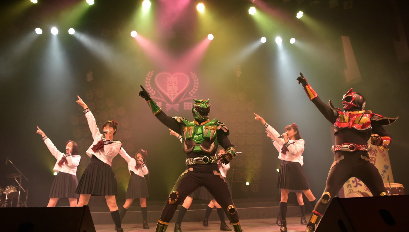 秋田のヒーロー・超神ネイガーと共演するエビ中。（写真提供：SMEレコーズ）