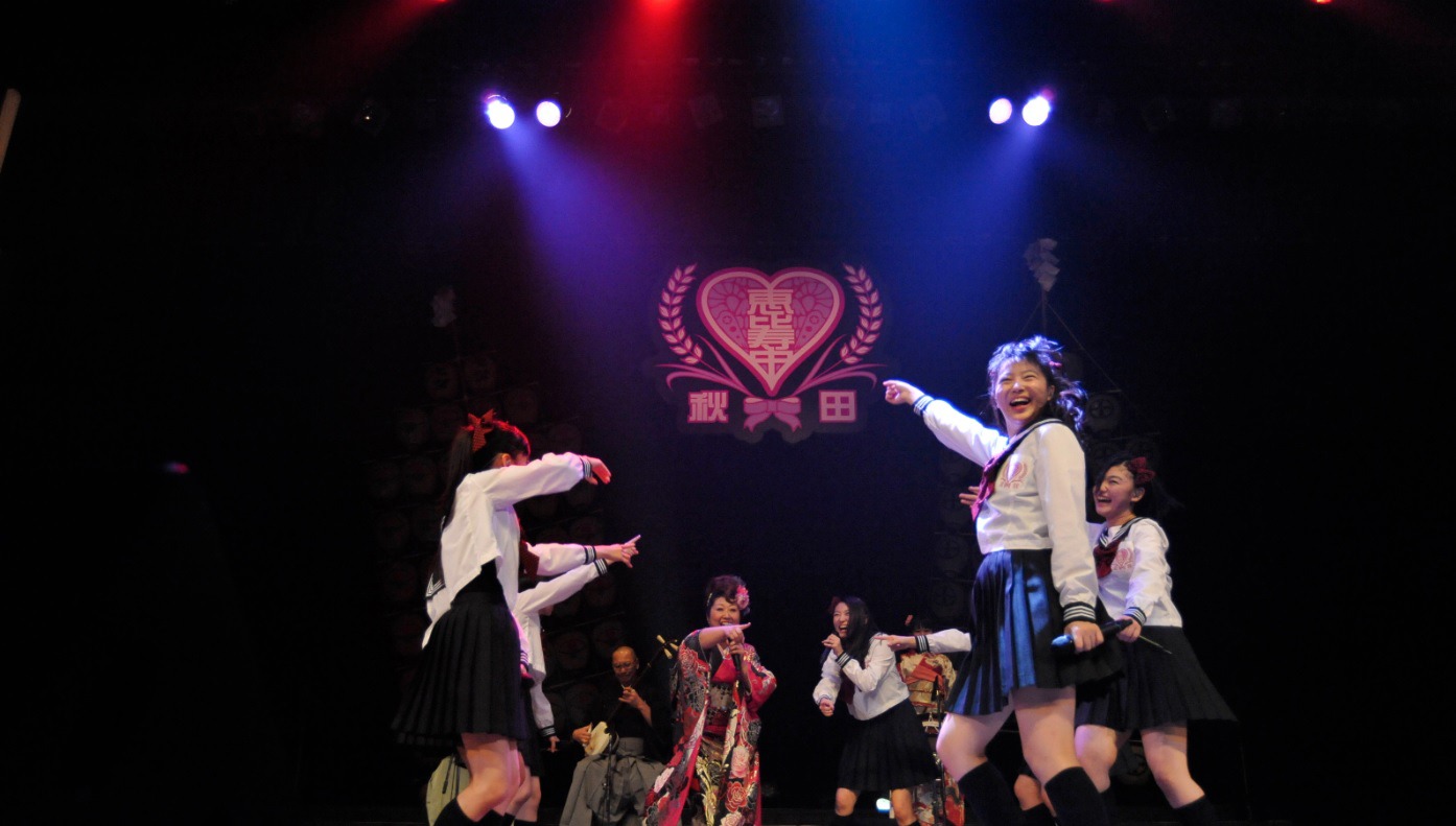 民謡歌手・藤原美幸と共演するエビ中。（写真提供：SMEレコーズ）