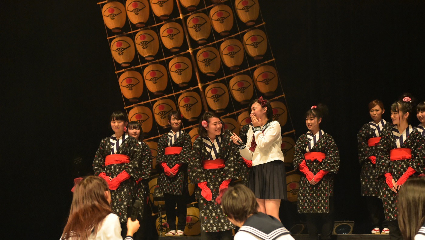 ドンパン娘に話を聞く小林歌穂（中央）。（写真提供：SMEレコーズ）
