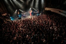「パスピエ TOUR 2017 “OTONARIさんのONOMIMONO”」東京公演の様子。（Photo by Yosuke Torii）