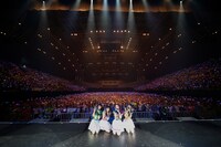 「LAWSON presents Sphere live tour 2017 "We are SPHERE!!!!!"」での記念撮影。