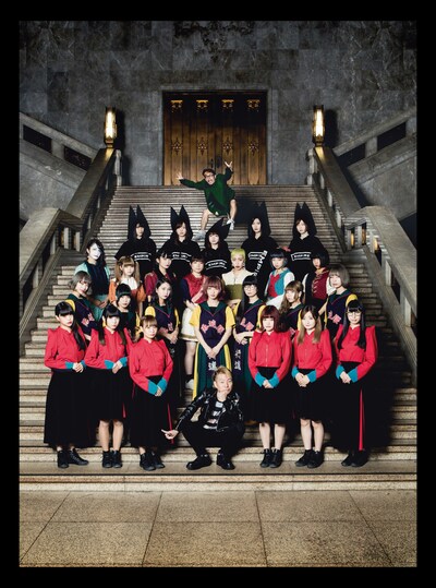 BiSH、BiS、GANG PARADE、EMPiRE、渡辺淳之介（WACK）、松隈ケンタ（SCRAMBLES）の集合写真。