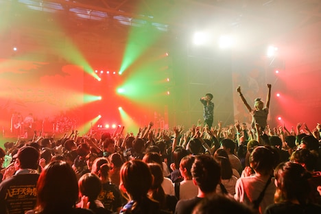 フロアに控えるたなしんたなしん（B, Cho / グッドモーニングアメリカ）にビールをもらいに行く柴田隆浩（Vo, G / 忘れらんねえよ）。（撮影：安藤みゆ）