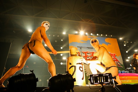 樽美酒研二（Doramu / ゴールデンボンバー）とたなしん（B, Cho / グッドモーニングアメリカ）。（撮影：安藤みゆ）