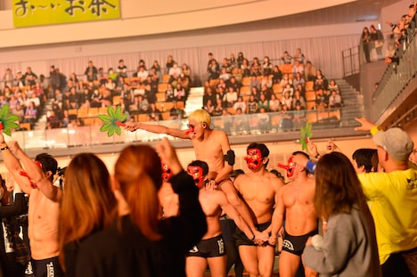 マッチョ29のメンバー5人に担がれて登場するたなしん（B, Cho / グッドモーニングアメリカ）。（撮影：佐藤広理、白石達也、安藤みゆ）