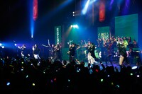 アンコールでの「青春は花火のように」歌唱の様子。（撮影：阿部薫）