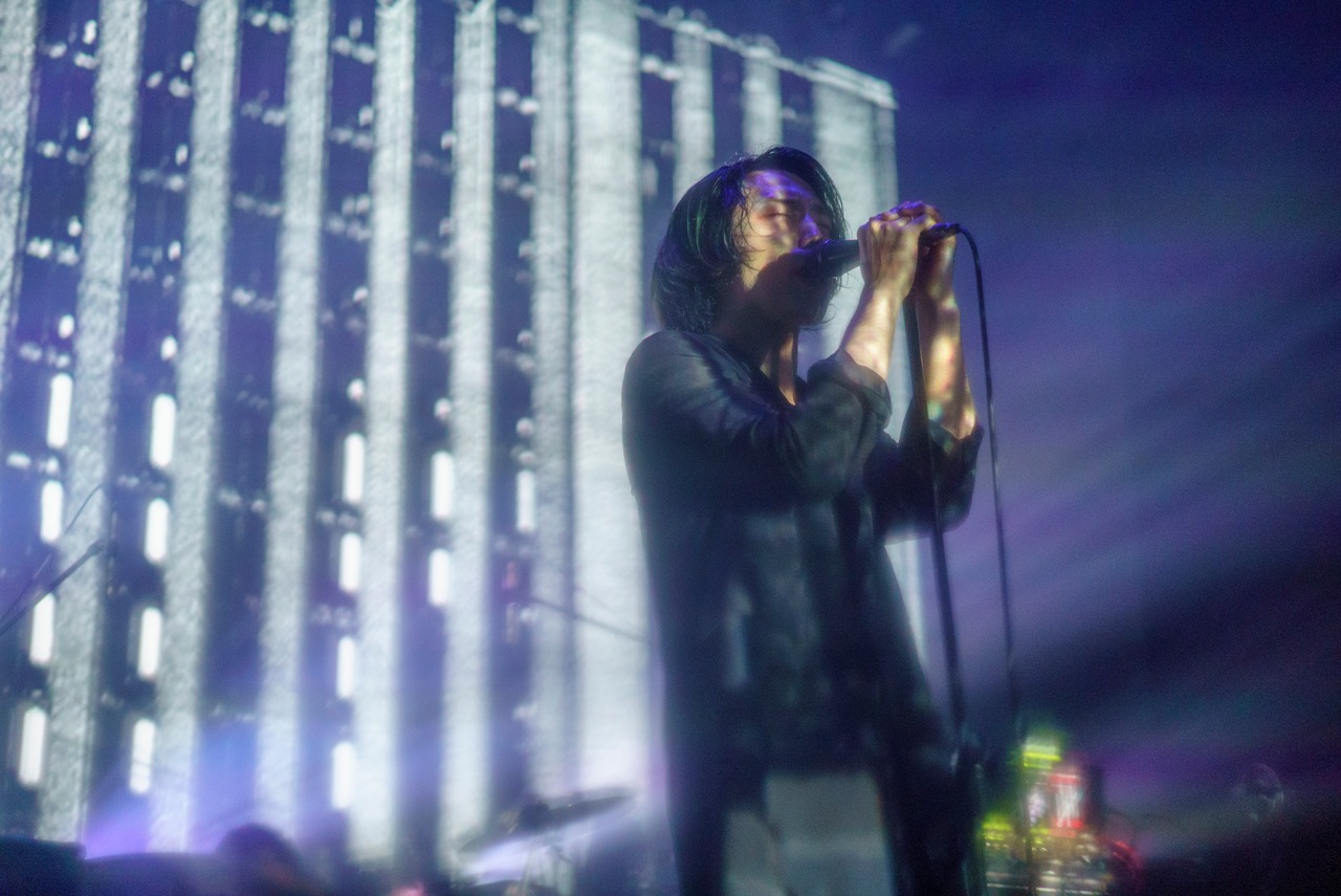 小林祐介（Vo, G）（Photo by Atsuki Umeda）