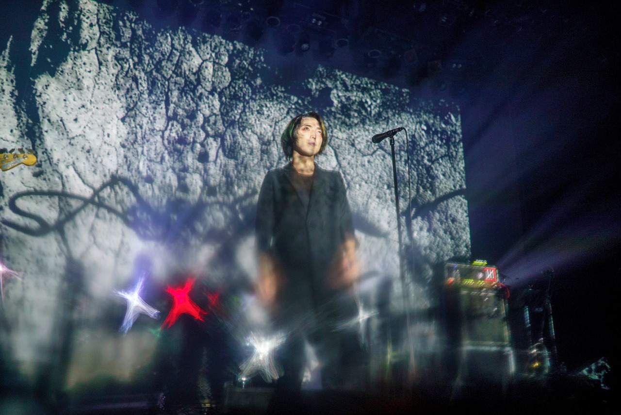 小林祐介（Vo, G）（Photo by Atsuki Umeda）