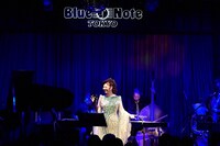 八代亜紀「An Evening with AKI YASHIRO」東京・ブルーノート東京公演の様子。（撮影：土居政則）