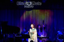 八代亜紀「An Evening with AKI YASHIRO」東京・ブルーノート東京公演の様子。（撮影：土居政則）