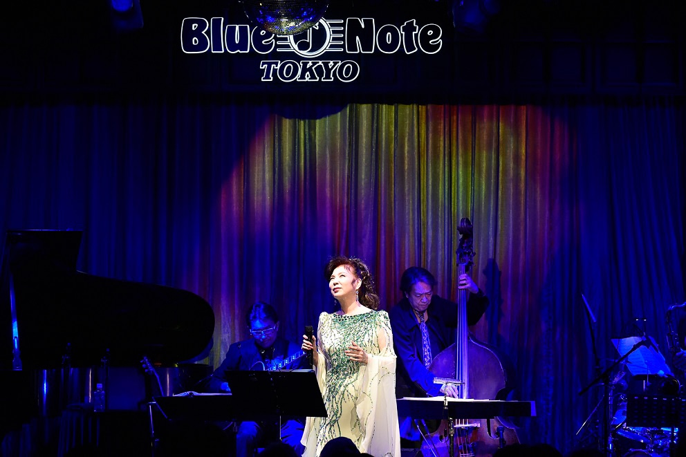 八代亜紀「An Evening with AKI YASHIRO」東京・ブルーノート東京公演の様子。（撮影：土居政則）