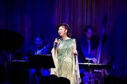 八代亜紀「An Evening with AKI YASHIRO」東京・ブルーノート東京公演の様子。（撮影：土居政則）