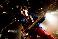 アベマコト（B, Cho）（撮影：高村勇一郎）