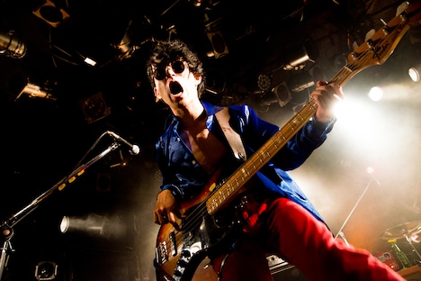 アベマコト（B, Cho）（撮影：高村勇一郎）