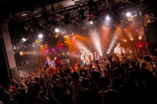 「挫・人間ツアー2017～集まれ！隅っコ！移動型 在宅バンド 猛レース～」最終公演の様子。（撮影：高村勇一郎）