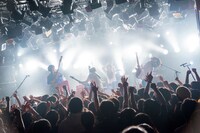 「挫・人間ツアー2017～集まれ！隅っコ！移動型 在宅バンド 猛レース～」最終公演の様子。（撮影：高村勇一郎）