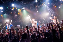 「挫・人間ツアー2017～集まれ！隅っコ！移動型 在宅バンド 猛レース～」最終公演の様子。（撮影：高村勇一郎）