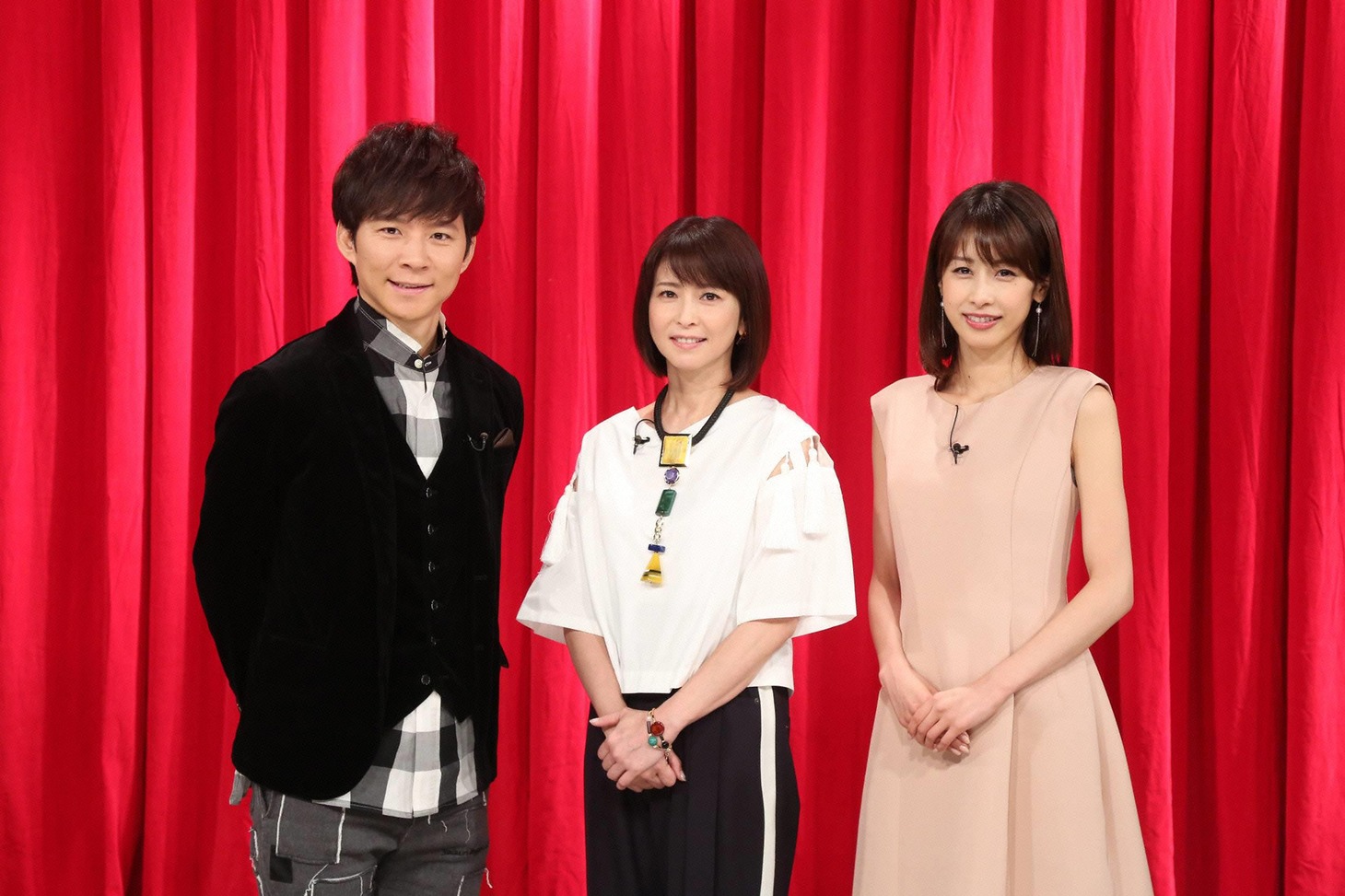 「2017FNS歌謡祭」のMC陣。左から渡部建、森高千里、加藤綾子。 (c)フジテレビ