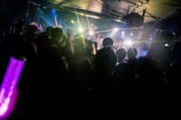 「神宿全国ツアー2017-2018～はじめまして！神宿です。～」大阪・STAR BOX公演の様子。［撮影：真島洸（M.u.D）］