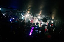 「神宿全国ツアー2017-2018～はじめまして！神宿です。～」大阪・STAR BOX公演の様子。［撮影：真島洸（M.u.D）］