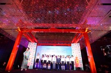 倉木麻衣と羽田小学校の児童15名による「渡月橋 ～君 想ふ～」披露の様子。