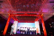 倉木麻衣と羽田小学校の児童15名による「渡月橋 ~君 想ふ~」披露の様子。