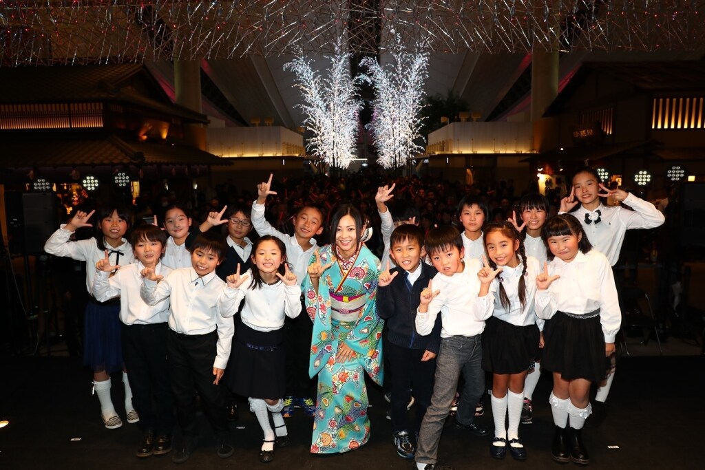 着物姿の倉木麻衣、羽田空港イルミネーション点灯式で地元小学生と合唱