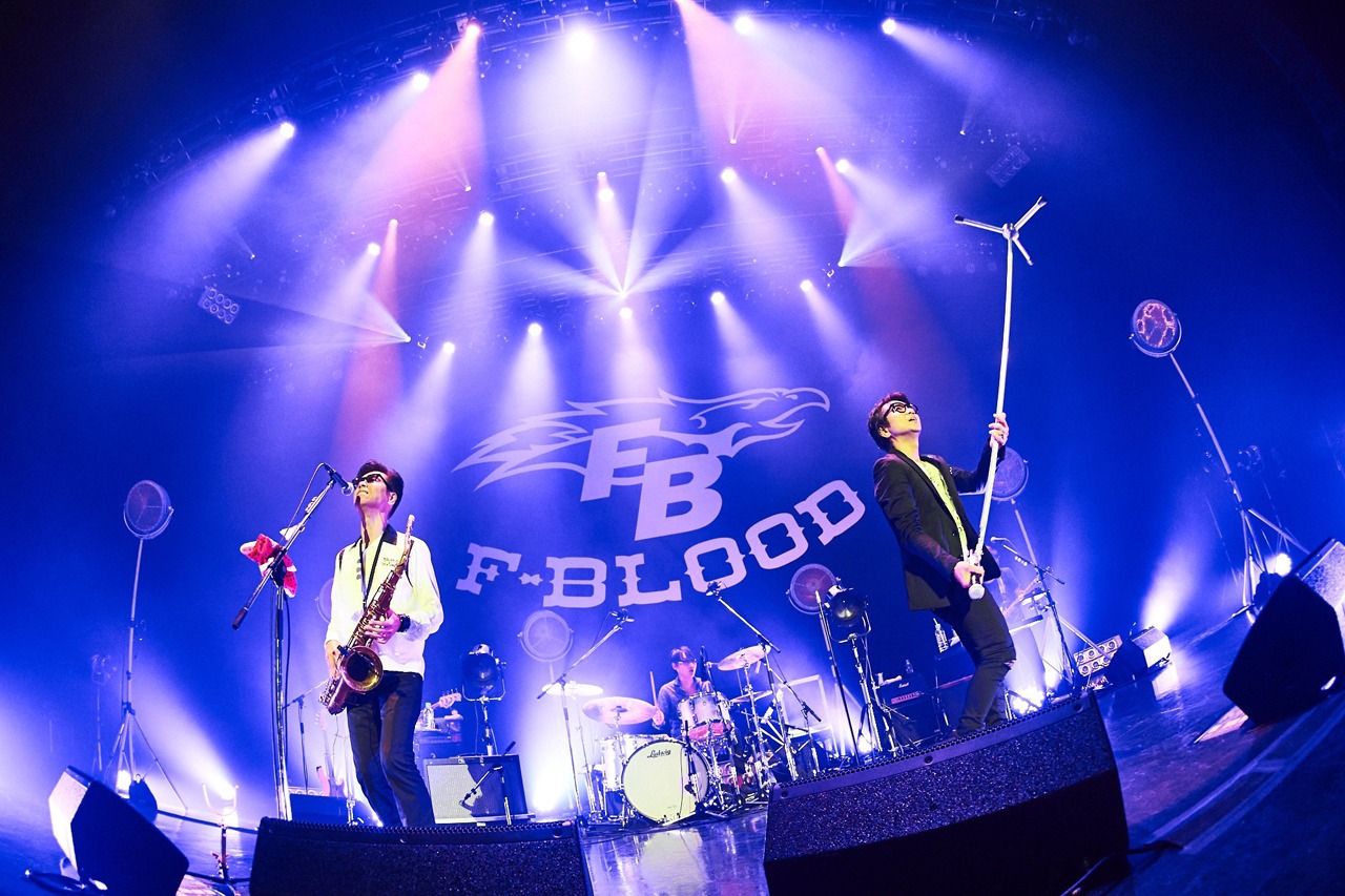 F-BLOOD「F-BLOOD 20th Anniversary POP'N'ROLL TOUR 2017」初日公演の様子。