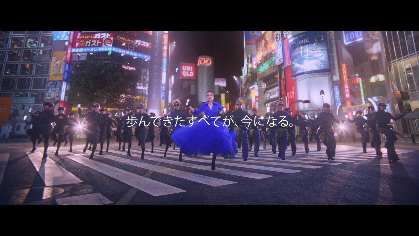 CM「namie amuro×docomo 25年の軌跡」のワンシーン。