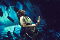 エレキギターをかき鳴らす大原櫻子。（撮影：田中聖太郎）